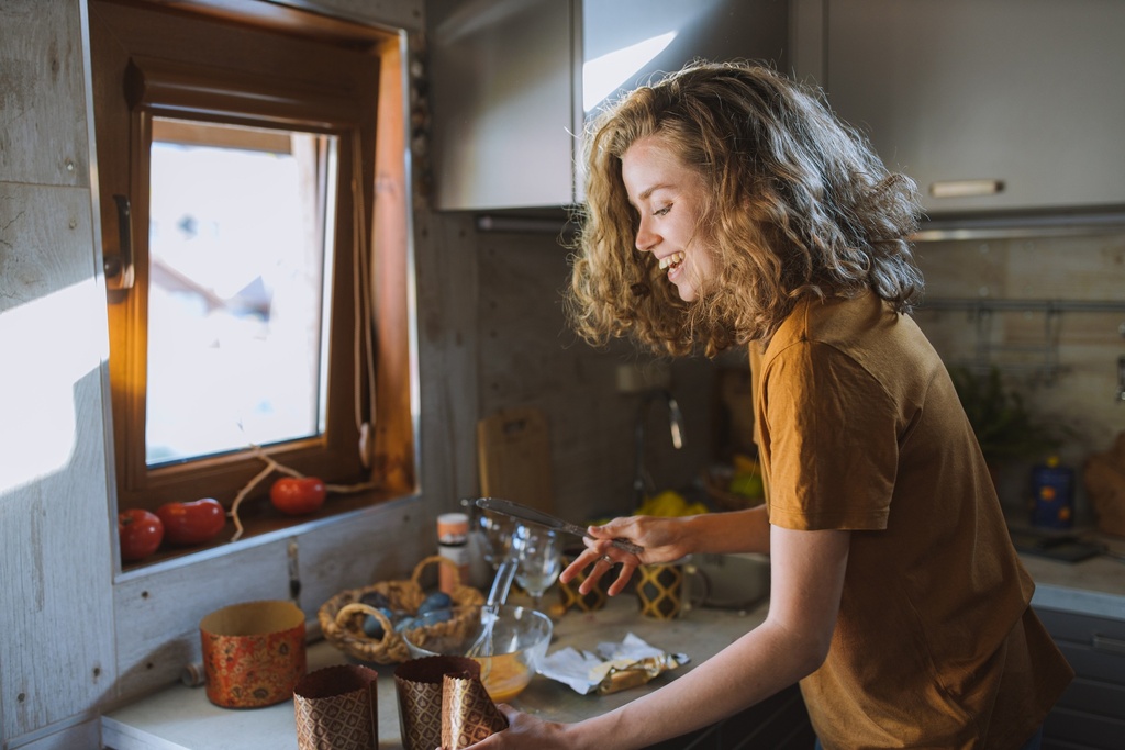 smiling-woman-with-a-table-knife-4122948sSgpk0MoVOsky