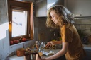 smiling-woman-with-a-table-knife-4122948sSgpk0MoVOsky