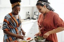 women-making-a-salad-4262009wGXpfsoiolisG